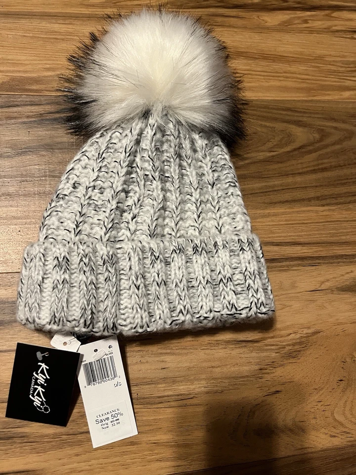Sombrero Kyi Kyi Tejido Piel Sintética Pom Pom, Plateado, Talla Única, $65 Foto 2 de 4