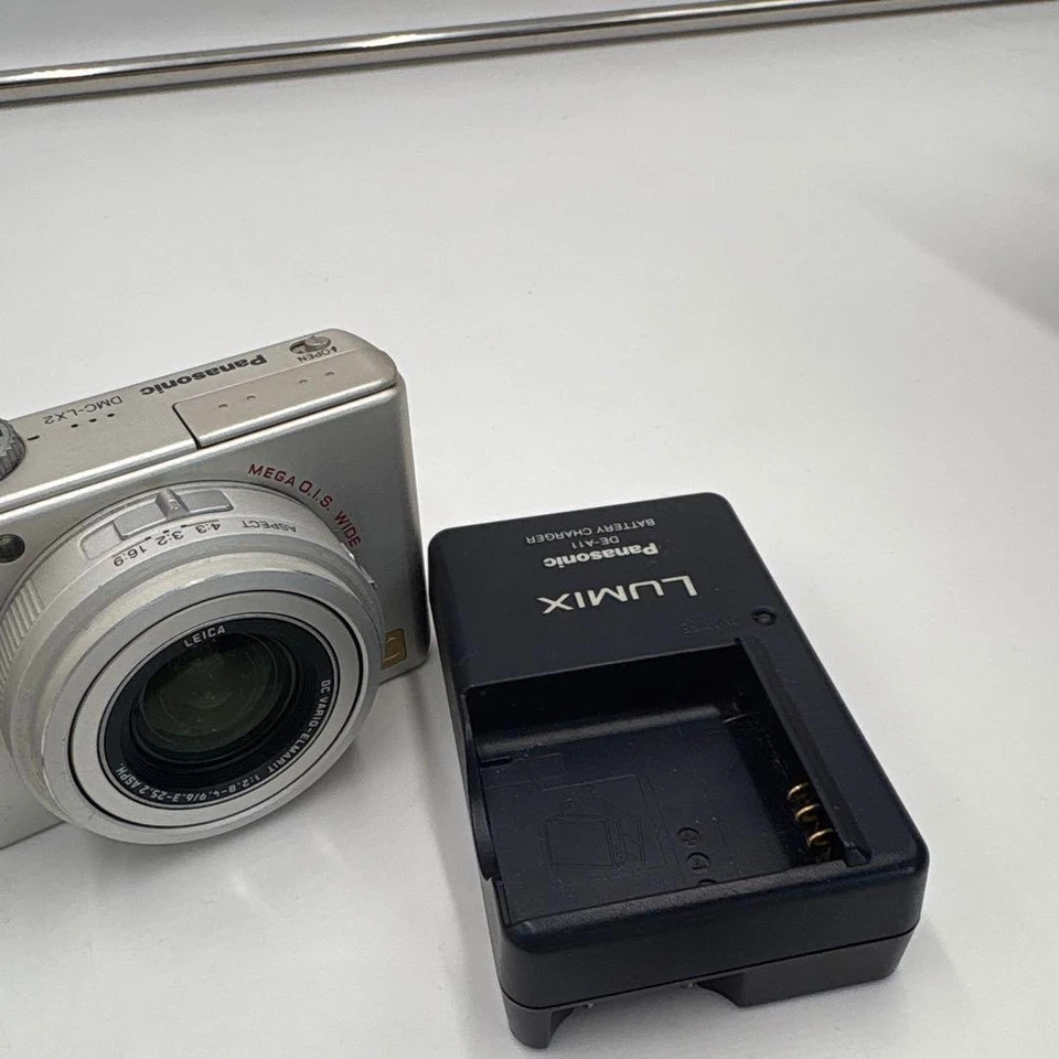 Panasonic LUMIX DMC-LX2 10,2 megapixel fotocamera digitale - BLK SLV Eng Disp usato - Immagine 3 di 4