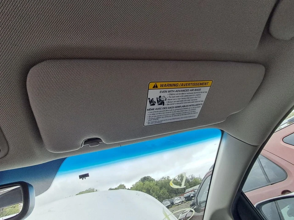 KIA Sedona 2017 pasajero derecho parasol gris usado furgoneta de 4 puertas 3691703 Foto 2 de 4