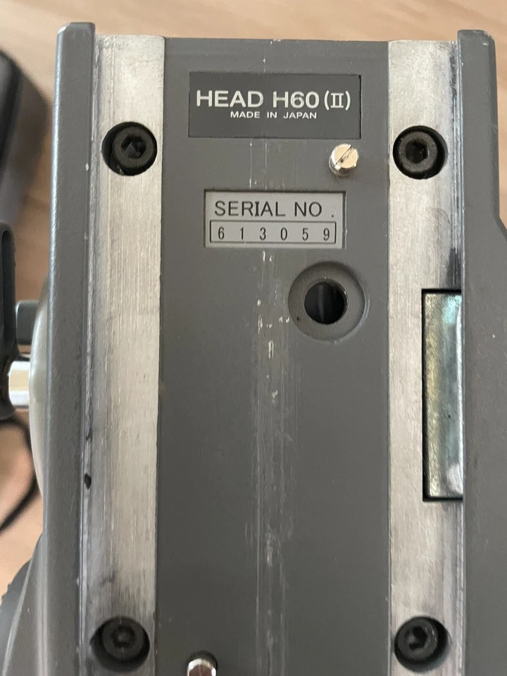 LIBEC T77 三脚架 带 Libec H60 (II) 头部和箱子,头部缺失板 — 第 3/4 张图片