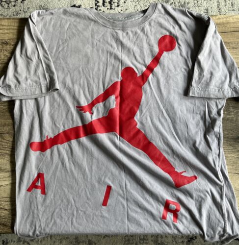 Nike Air Jordan Jumpman Colossal AIR T-Shirt Cement Gray Herren Gr. XXL Jordan Tag