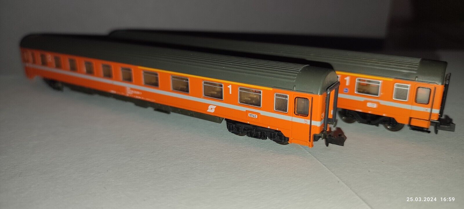2 x Roco Personenwagen Eurofirma-Schnellzugwagen ÖBB, orange guter Zustand