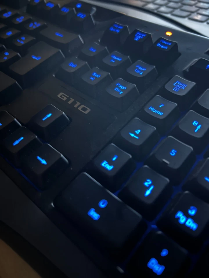 Teclado para juegos Logitech G110 retroiluminado LED, colores clave personalizables retroiluminados Foto 2 de 4