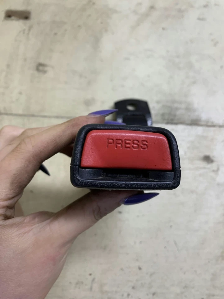 Toyota Celica Rear Seat Belt Buckle Stalk NSB1073 OEM (1993-1995) - Imagem 3 de 4