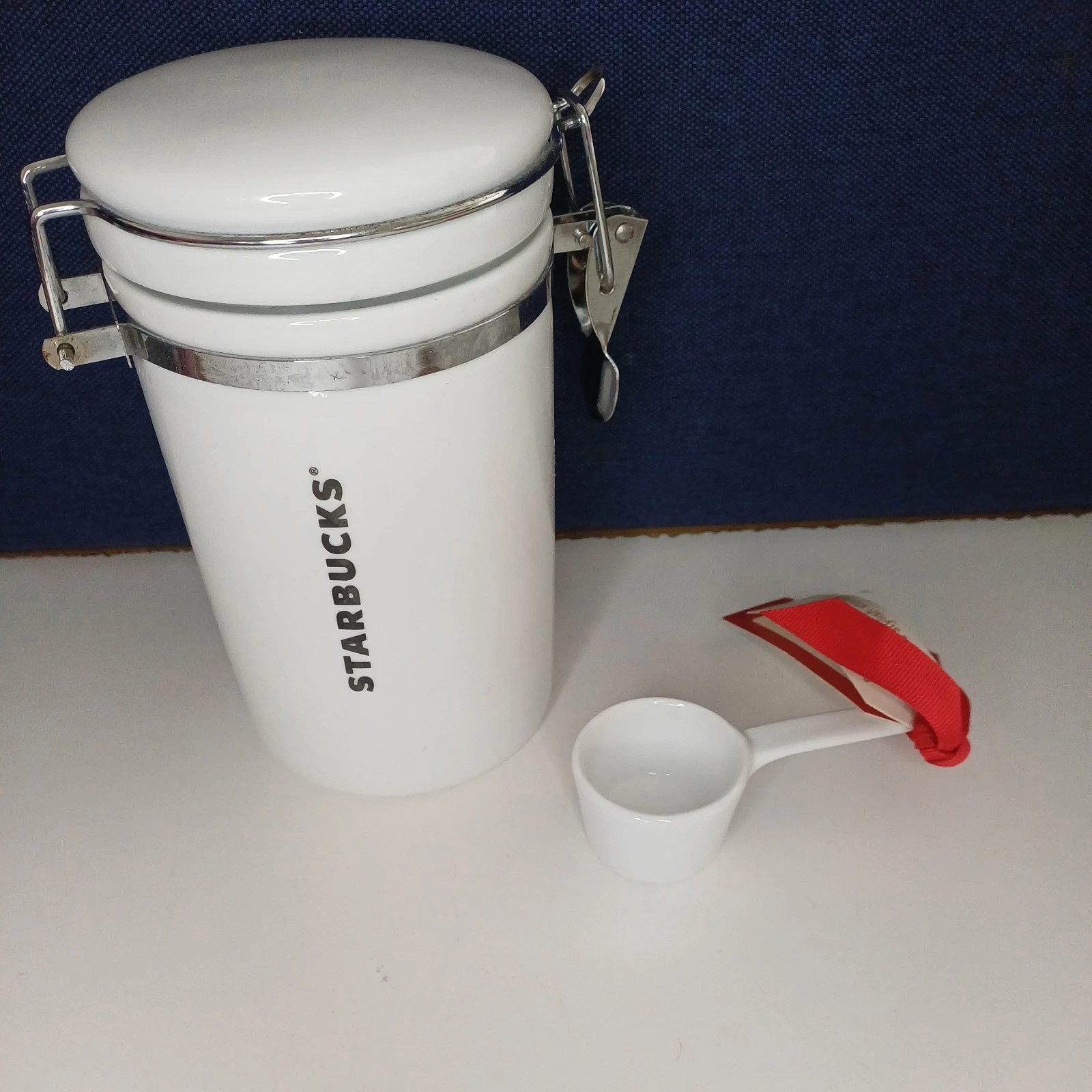 Starbucks White Ceramic Storage Jar Ground Coffee Container With Spoon - empty
Opens in a new window