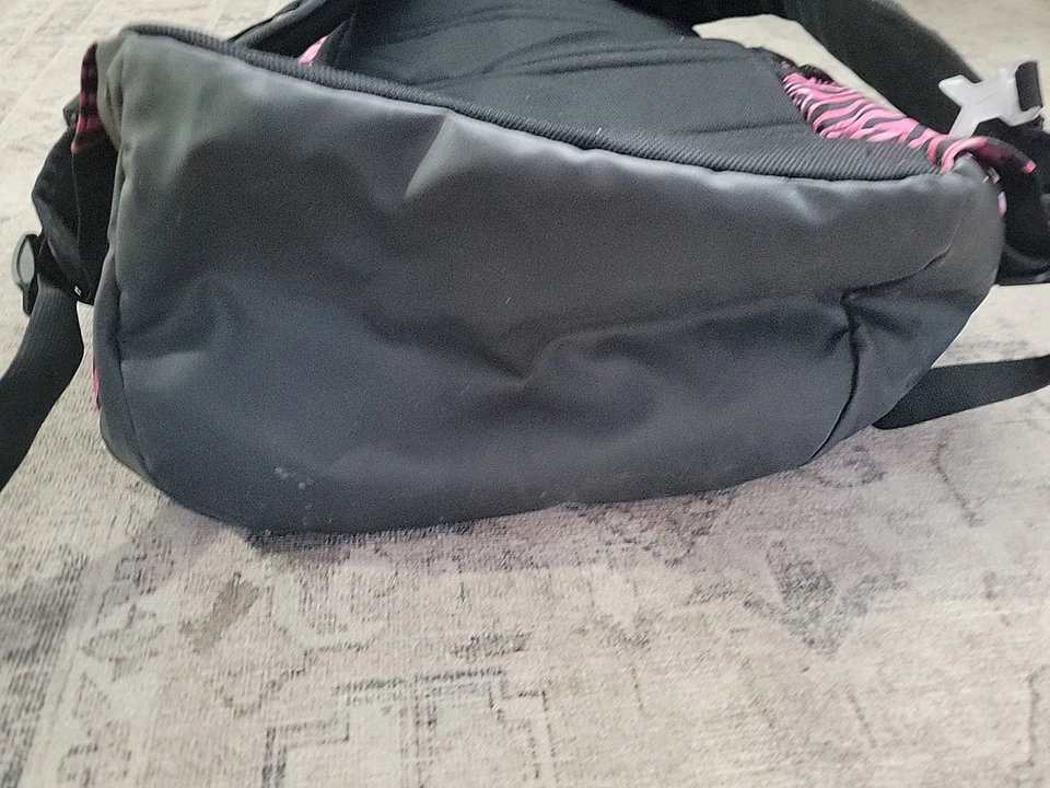Nike Hoops Elite 32L Backpack Black/Pinksicle/White Lightly Used OPEN TO OFFERS! - Image 3 of 4