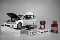 Motorhelix Mitsubishi Lancer Evolution IV GSR Scotia White 1/18. M84013