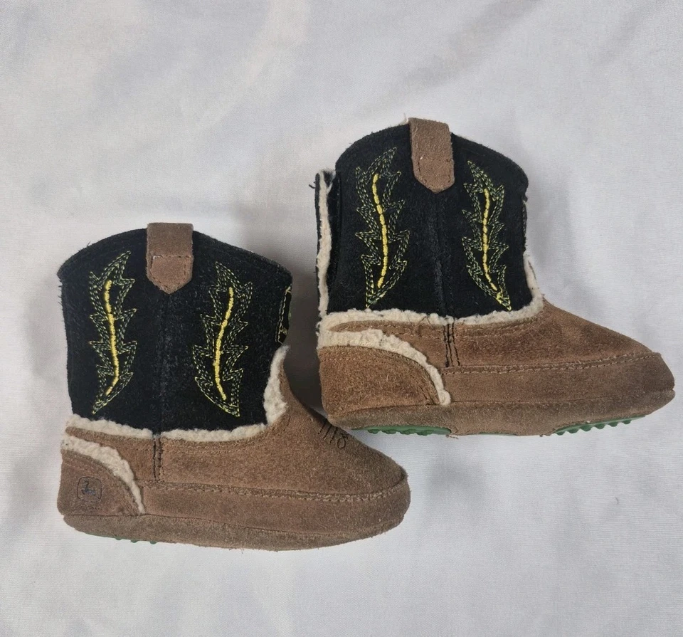 Botas de cuero de gamuza para bebé/niño pequeño John Deere Poppers talla 3 negro/forro de piel bronceada Foto 3 de 4
