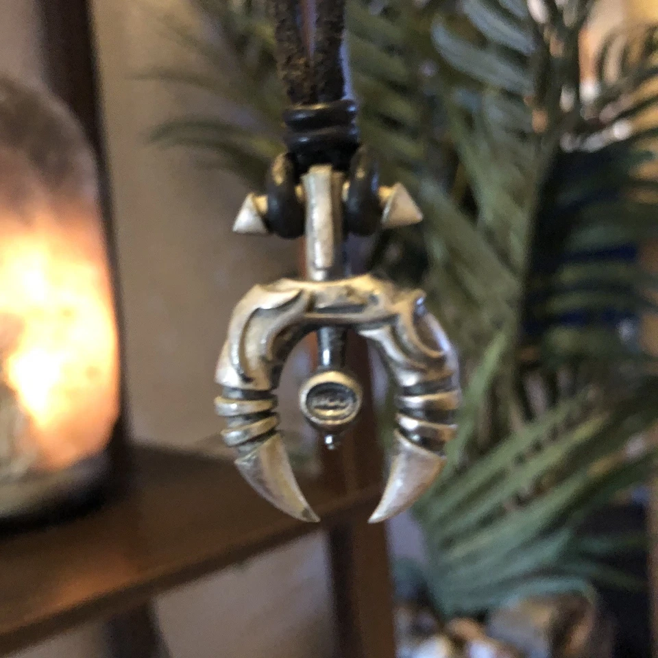 Collar con cordón de cuero negro Bico Australia con colgante en tono plata, único Foto 3 de 4