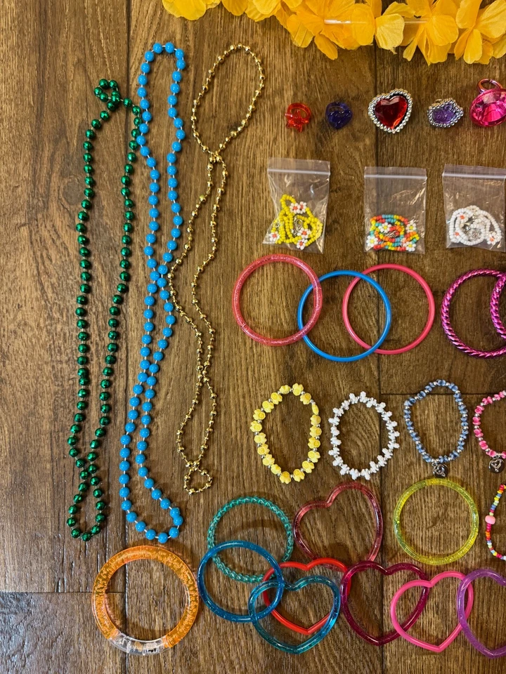 Lote de 64 peças de joias para meninas pequenas prêmios pulseiras anéis brincos colar - Imagem 2 de 4