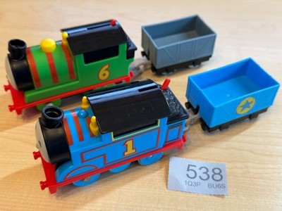 Mattel Trackmaster Thomas & Friends Tank Engine Thomas, Percy und 2 Waggons