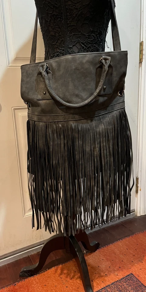 Bolso de mano convertible bandolera de cuero sintético con flecos negros Mossimo, cultura vaquera Foto 3 de 4