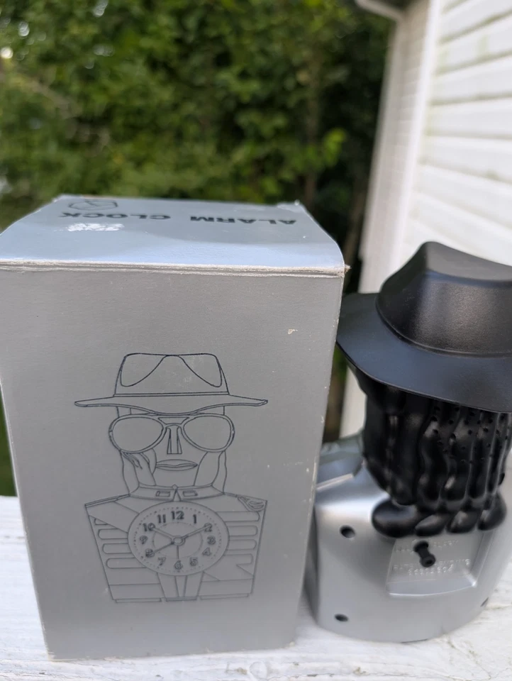Relógio despertador robô estilizado estilo Michael Jackson vintage, prata com Fedora preto - Imagem 4 de 4