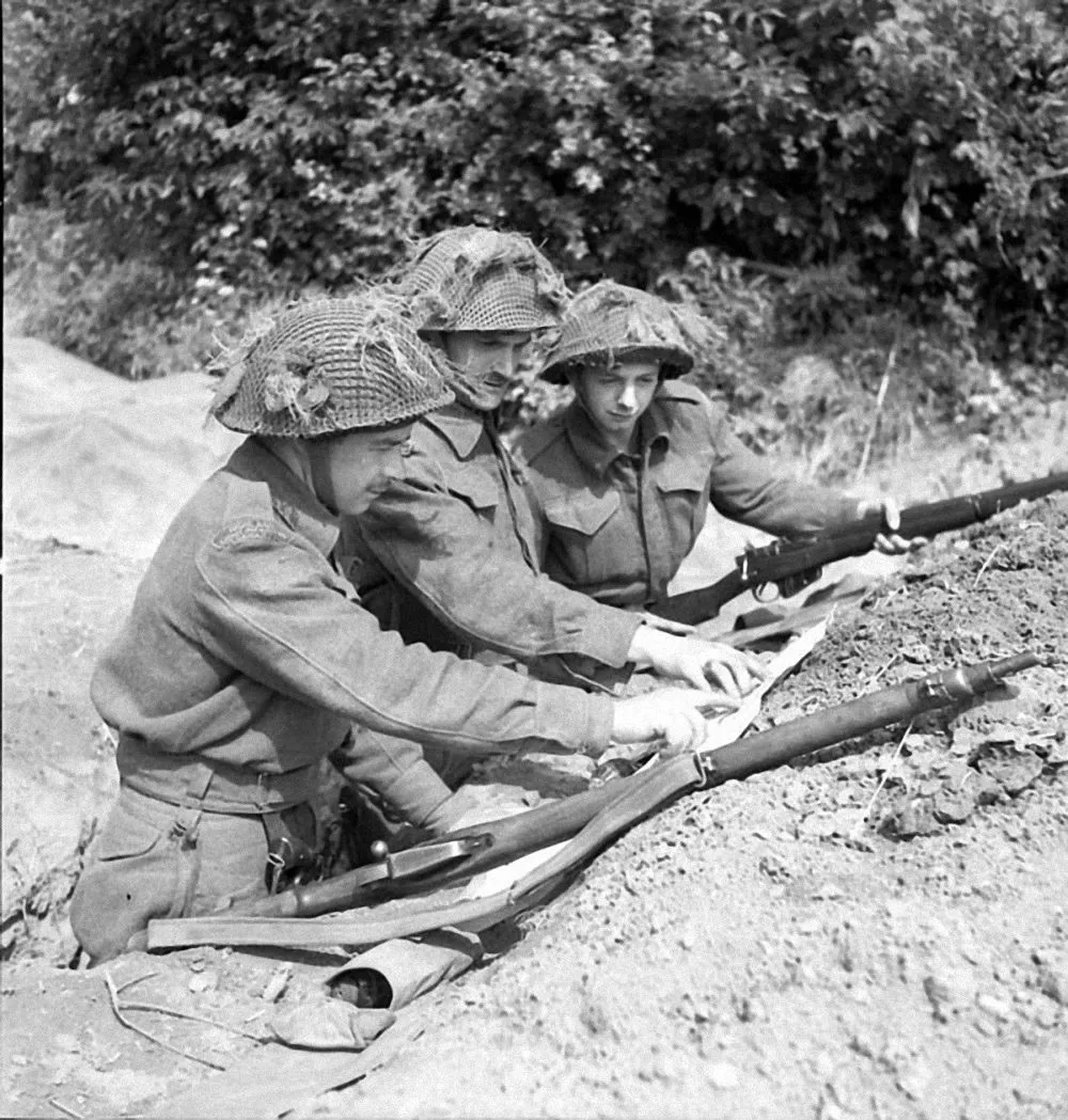 WW2 Photo WWII Canadian Troops Patrol Briefing June 44 World War Two / 1517  | eBay