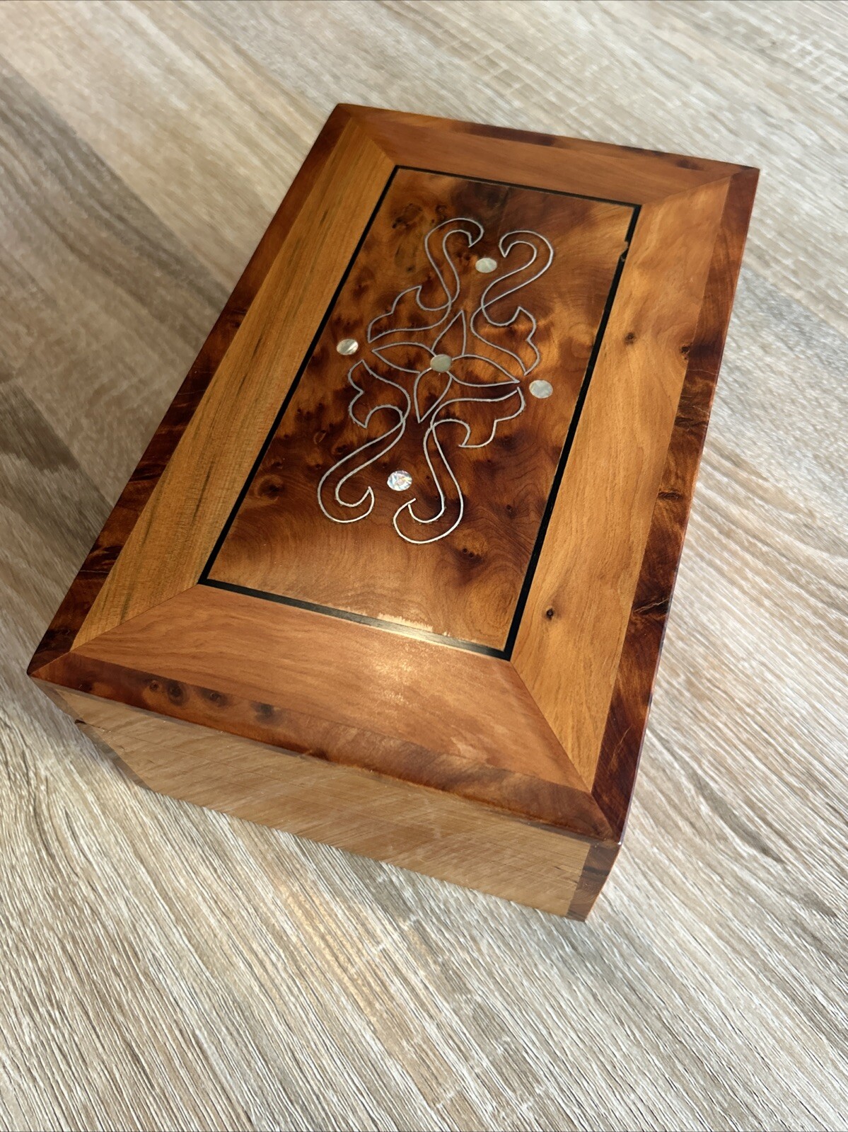 Boîte à bijoux marocaine en bois de thuya pour organiser votre coiffeuse de chambre