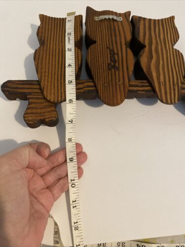 Vintage Cryptomeria gebranntes Holz geschnitzt Eulen Schlüssel Aufhänger Wandbild Mid Century - Bild 9 von 9