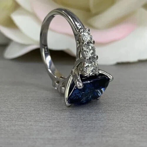 Alianza de oro blanco macizo de 14 quilates con zafiro natural y diamantes talla cojín de 4,34 quilates Foto 4 de 4