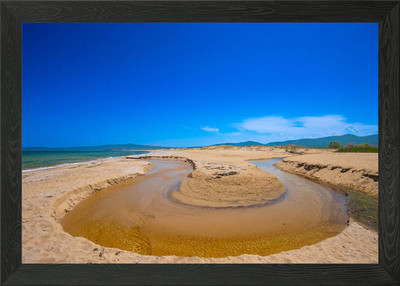 Ein wilder Fluss am Sandstrand am gerahmtes Wandbild Poster Leinwanddruck Bild