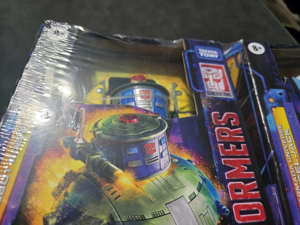 BRAND NEW Transformers Legacy United COSMOS And Wheeljack Deluxe Class Figure - Image 2 of 3