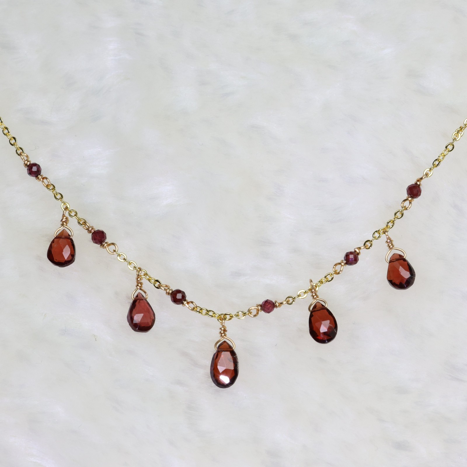 Collier en grenat naturel et or gold filled fait main avec pierres précieuses fines