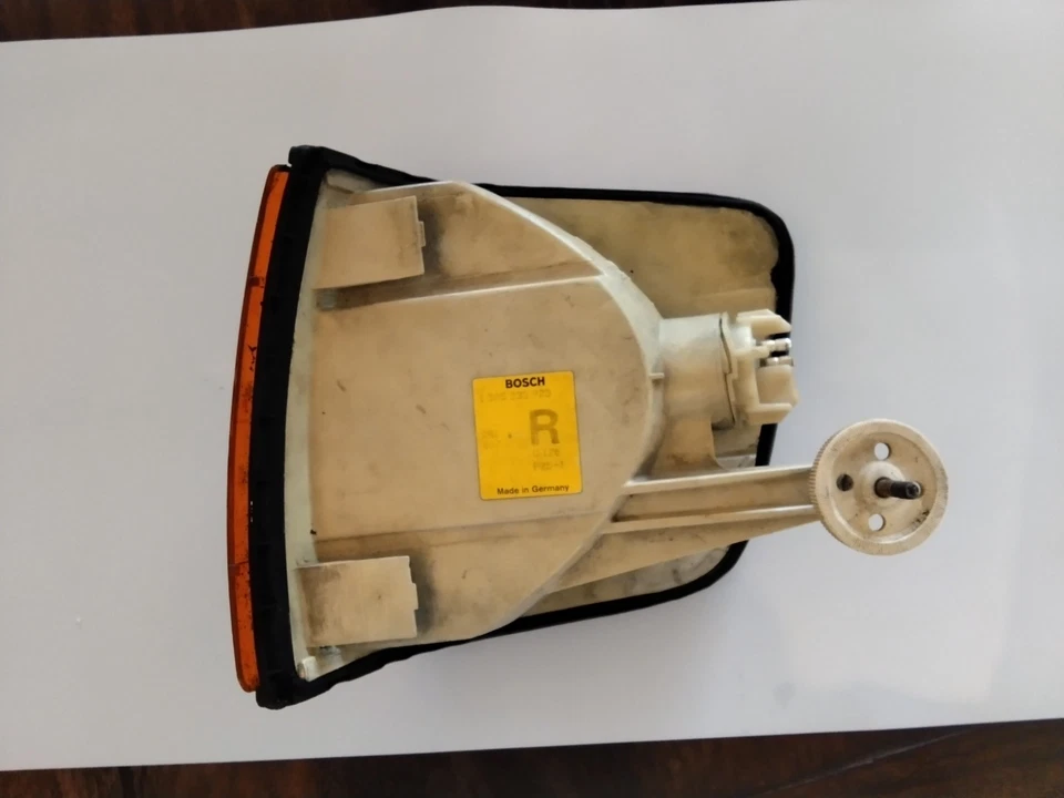 Mercedes W126 SEC Right Front Turn Signal Indicator Bosch 1305233923 – OEM - Image 2 of 4