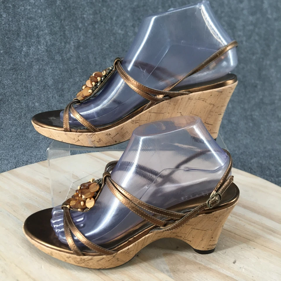 Sandalias A.N.A para mujer 8 M con cordones de cuero dorado informales hebilla cuña punta abierta Foto 2 de 4