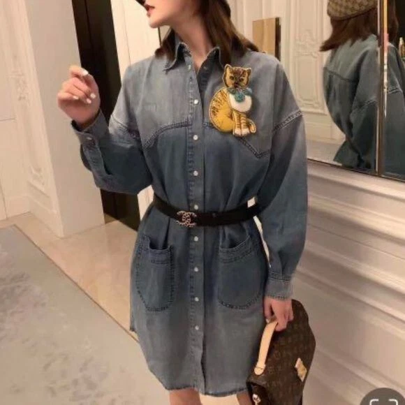 Robe Gucci neuve avec étiquette denim blanchi snap devant avec broche chat 3D manches longues taille 36