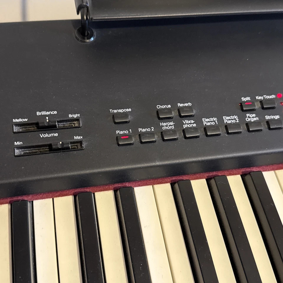 Roland RD-100 88 key Pro Keyboard Stage Piano perfect working light use - Image 3 of 4