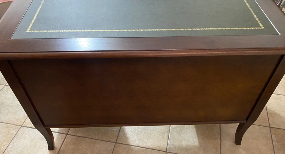 Scrivania elegante per computer da ufficio - Immagine 2 di 4