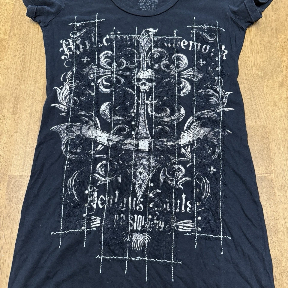 Camiseta Affliction Mediana Negra Encaje Tachuelas Texturizada Calavera Gótica Grunge Rock Y2K Foto 3 de 4