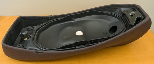 2022 Vespa GTS 300 Saddle, Gorgeous Dark Brown Seat with matching Knee Pads - Picture 3 of 4
