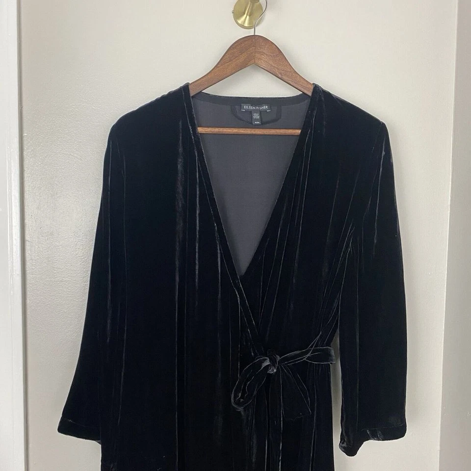 Vestido envolvente EILEEN FISHER negro de terciopelo con cuello en V talla mediana clásico de vacaciones mínimo Foto 2 de 4