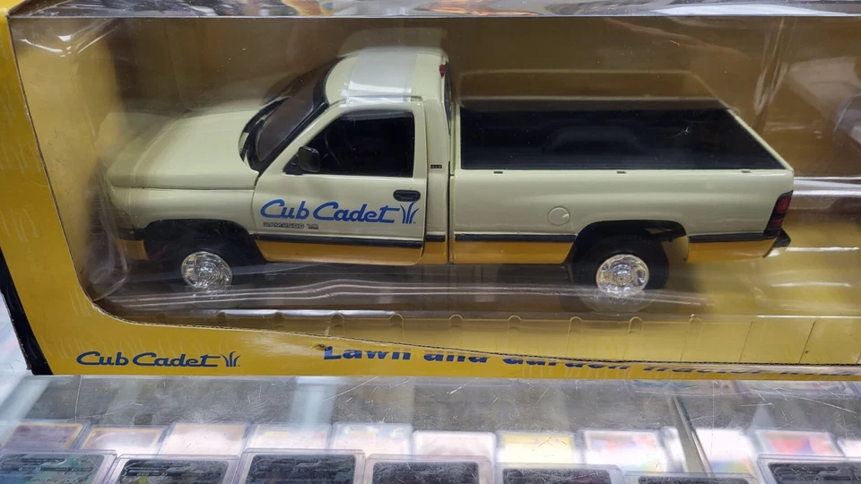 NIB 2000 CUB CADET LOW MOWER DODGE RAM PICK UP TRUCK W/ TRAILER 1/16 ERTL #13166 - Image 2 of 4