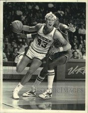 1987 Press Photo Milwaukee's Jack Sikma, Basketball; Washington's Charles Jones