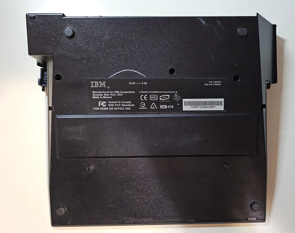 IBM ThinkPad  Docking Station Type 74P6733M for T40 R50 X30 T30 R40 A30 Series  - Image 2 of 3