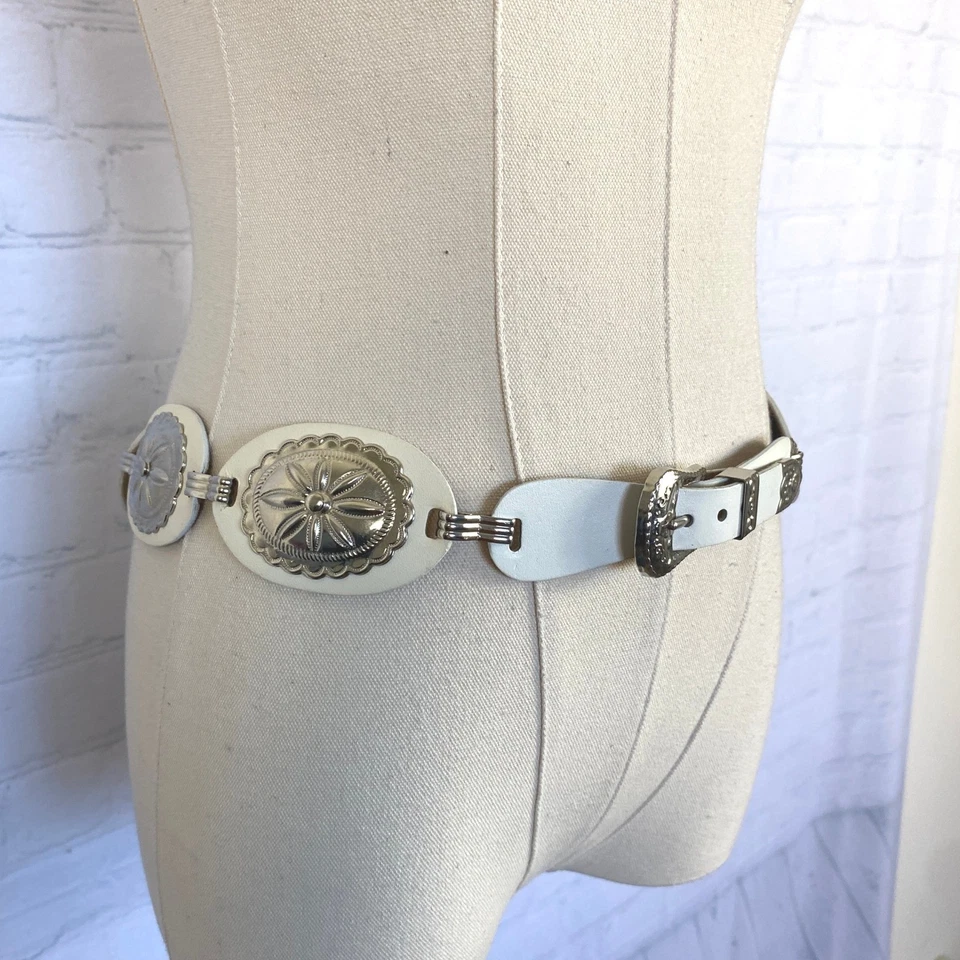 Cinturón Concho Western Imitación Cuero Blanco Plateado Floral Repujado Circular Cadena Foto 2 de 4