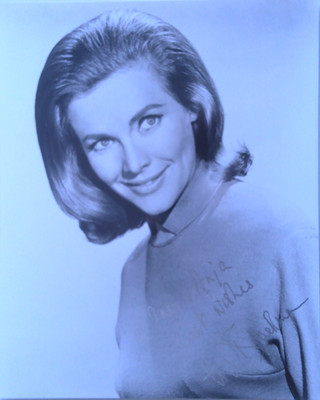 Honor Blackman (+) Orig. AUTOGRAPH 20X25 JAMES BOND GIRL 007 PUSSY GALORE