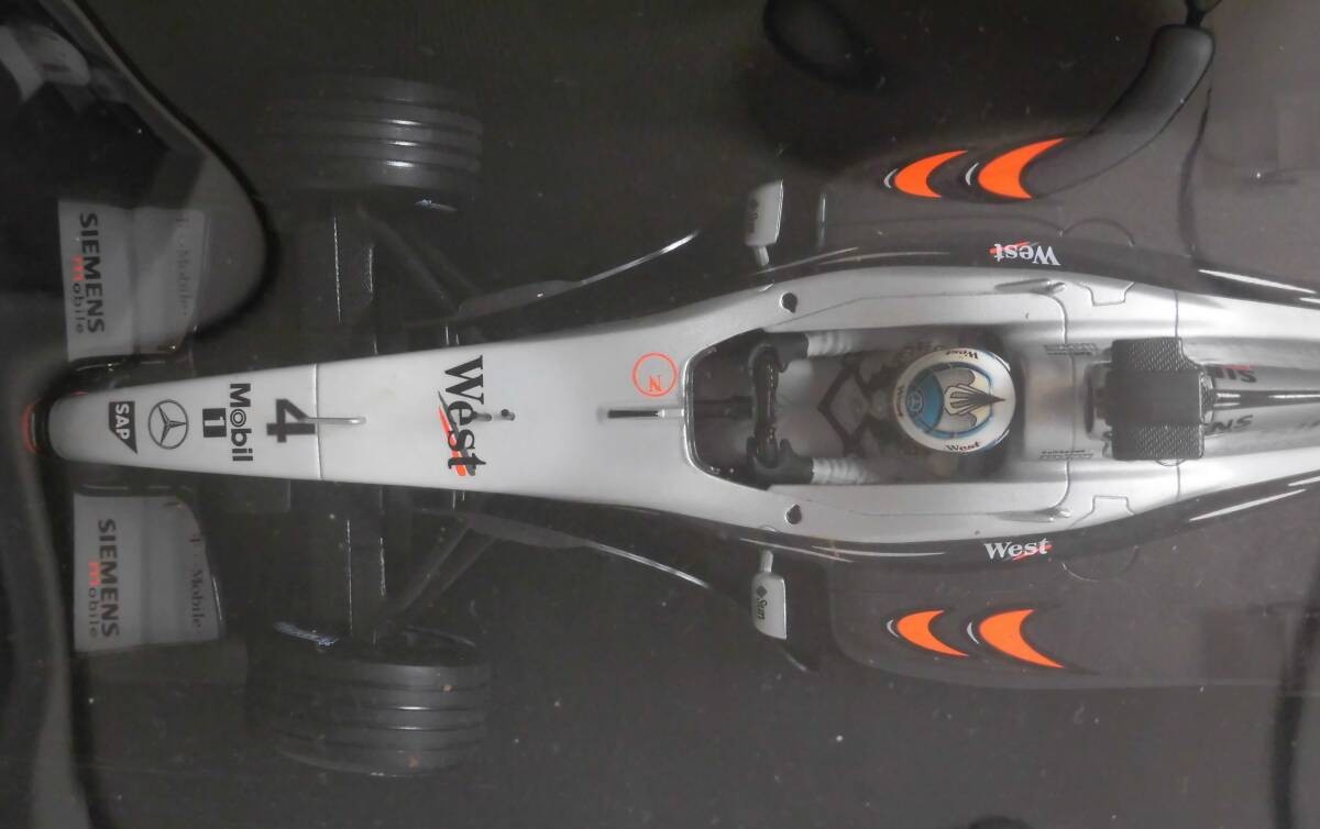 1/18 West Mclaren Team Box Mp4-17 4 Kimi Raikkonen 2002 1/18 West Mclaren Team Box Mp4-17 4 Kimi Raikkonen 2002