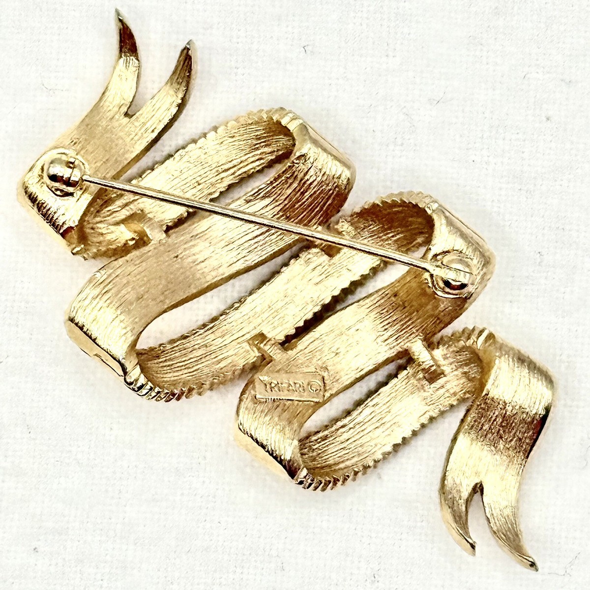 Vintage Crown Trifari Goldtone Ribbon Brooch Pin Textured Matt RARE Estate A View 2