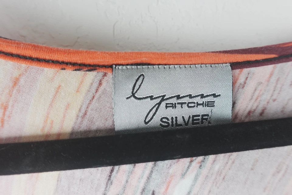 Blusa Lynn Ritchie prata estampa abstrata padrão pincelada laranja vermelho amarelo - Imagem 3 de 4