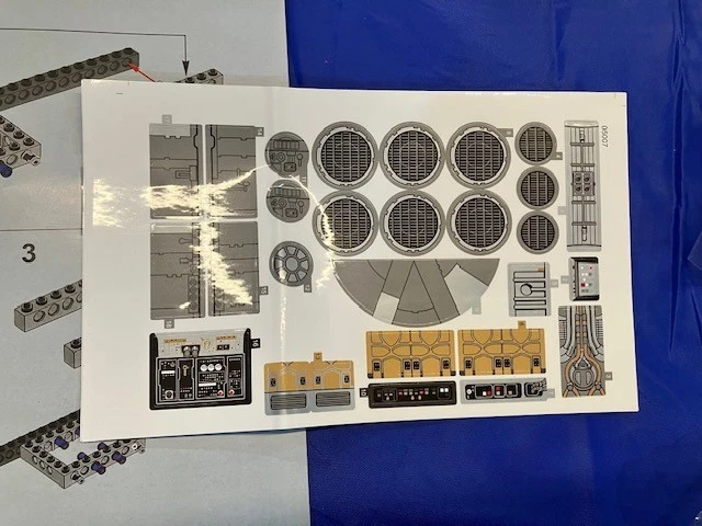 Millenium Falcon Building Bricks 1381 Pieces + Mini-figs - Image 4 of 4