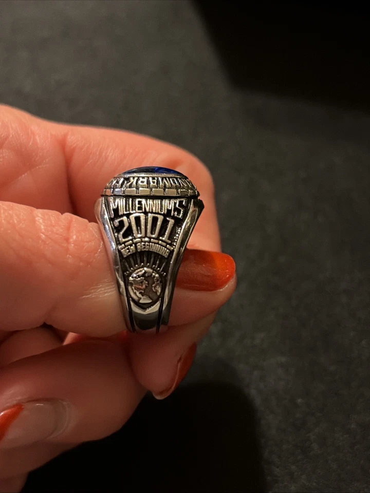 Anillo Landmark Christian Academy Clase SS 2001, Talla 9 ~ Nuevos comienzos ~ Gema azul Foto 2 de 4