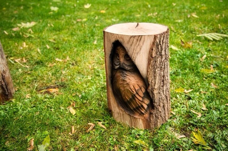 Holz Eule im Baumstamm Dekofigur Handarbeit Gartendeko Natur Herbst Geschenk - Bild 3 von 3