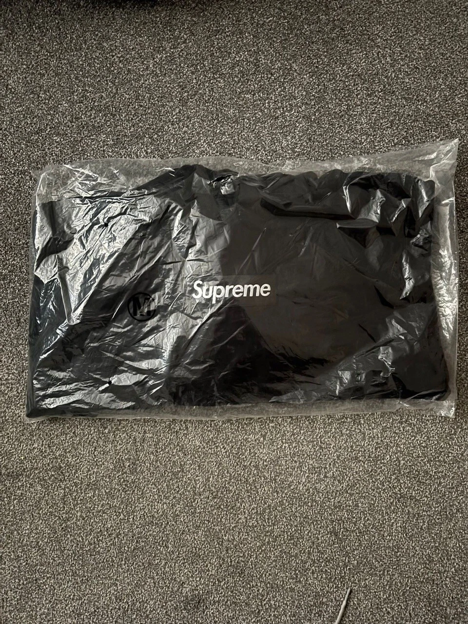 Sweat à capuche Supreme Medium noir logo boîte   FW23