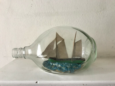 Sehr seltenes und ungewöhnliches handgefertigtes Segelschiff um 1940 in Flasche 9 cm lang 