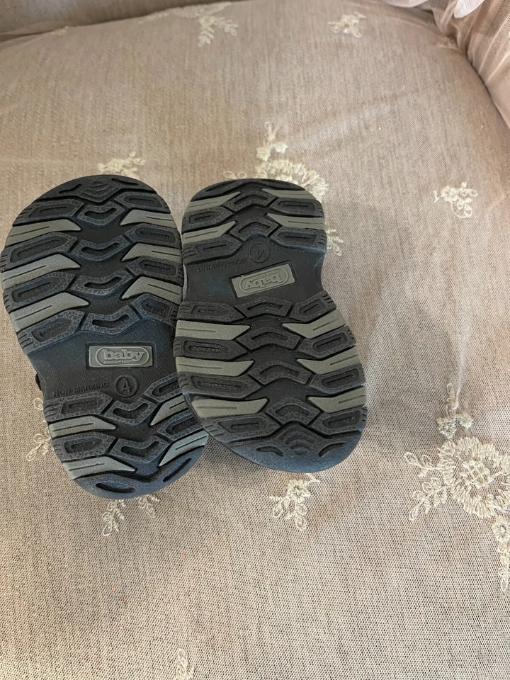 Sandalias Baby Connection negras y grises para niños pequeños talla 4 Foto 3 de 4