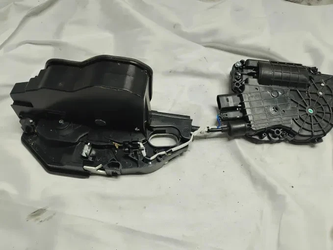 Atuador de trava de porta passageiro dianteiro direito para BMW F06 640i 650i xDrive M6 Coupe - Imagem 2 de 4