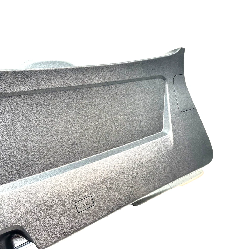 ОРИГИНАЛЬНАЯ ПАНЕЛЬ ОТДЕЛКИ НИЖНЕЙ КРЫШКИ ЗАДНЕЙ ДВЕРИ ПОДЪЕМНОЙ ДВЕРИ VOLKSWAGEN ATLAS 2018-2024 - Изображение 3 из 4