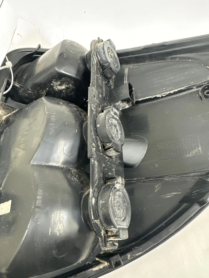 Luz trasera derecha pasajero Dodge Caravan PLYMOUTH VOYAGER T&C 2001-2003 Foto 4 de 4