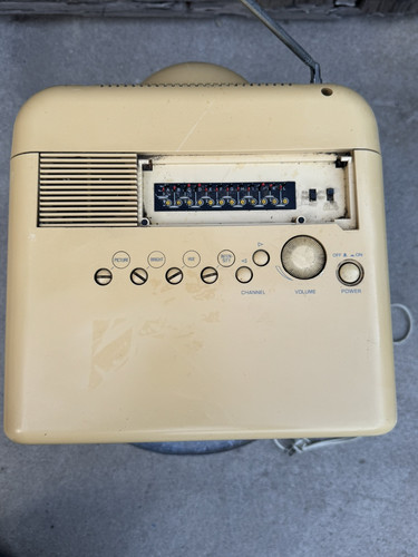 Vintage Quasar Portable TV Model WP2145XU April 1984 Works Yellow Retro Gaming - Picture 3 of 18